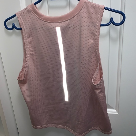 A pink tank - Picture 2 of 3